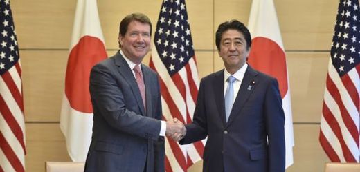 Americký velvyslanec v Japonsku William Hagerty (vlevo) a japonský premiér Šinzó Abe.