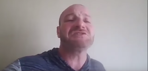 Christopher Cantwell na videu, kde mluví o strachu ze zatčení.