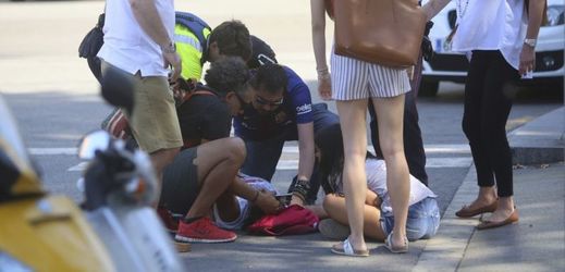 Záchranáři pomáhají zraněné osobě po útoku v Barceloně, kde najel útočník dodávkou do davu lidí.