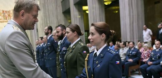 Náčelník Generálního štábu Armády ČR Josef Bečvář (vlevo) předává věcné dary.