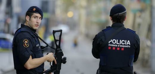 Policisté v Barceloně.
