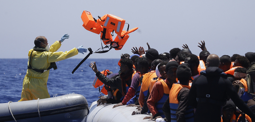Pomoc uprchlíkům na moři (ilustrační foto).