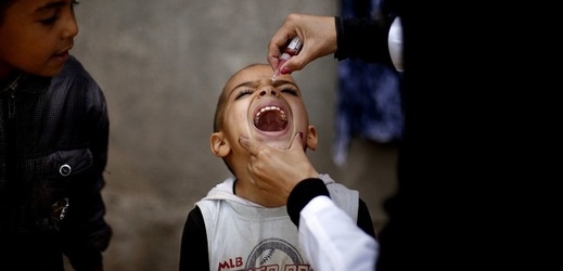 Očkování proti dětské obrně.