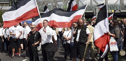 Stovky neonacistů se sešly na manifestaci v berlínské čtvrti Špandavě.