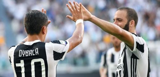 Hráči Juventusu slaví dnešní vítězství.