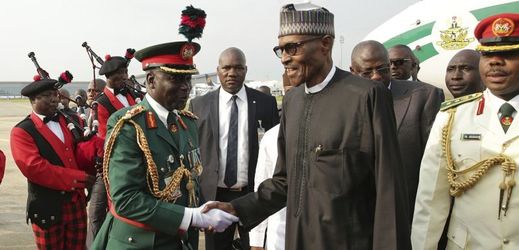 Nigerijský prezident Muhammadu Buhari po příletu do vlasti.