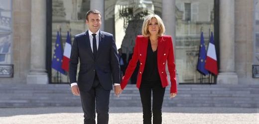 Francouzský prezident Emmanuel Macron se svou manželkou.