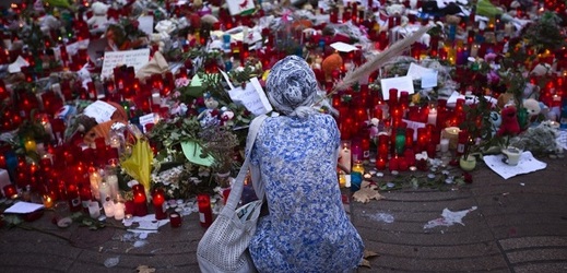 Lidé ucitili památku obětí teroristických útoků.