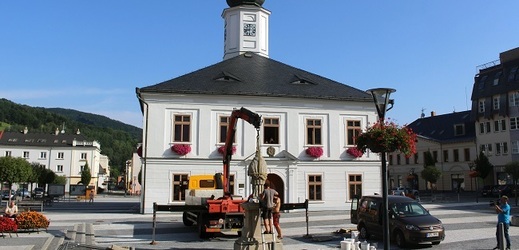 Na Masarykovo náměstí v Jeseníku se vrátila socha Jana Nepomuckého. 