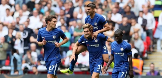 Fotbalisté Chelsea se radují do gólu vstřeleného do sítě Tottenhamu.