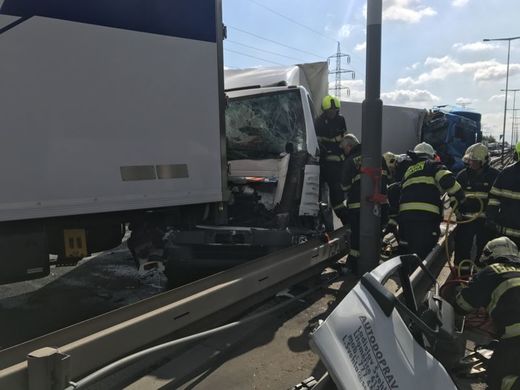 Nehoda kamionů.