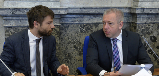Ministr spravedlnosti Robert Pelikán (vlevo) a ministr vnitra Milan Chovanec.