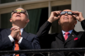 Ministr spravedlnosti Jeff Sessions (vlevo) a ministr obchodu Wilbur Ross společně nasadili ochranné brýle a zaujatě hleděli na oblohu.