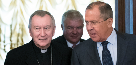 Zleva kardinál Pietro Parolin a šéf ruské diplomacie Sergej Lavrov.