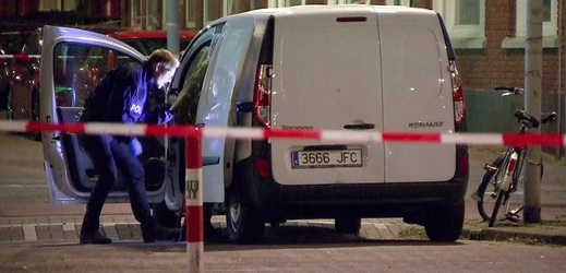 Nizozemská policie při zatýkání prvního podezřelého.