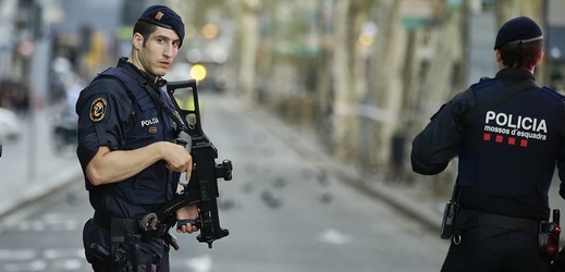 Španělští policisté po teroristickém útoku v Barceloně.