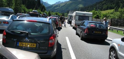 Prázdniny pomalu končí, což se na mnoha silnicích a dálnicích projevuje zvýšeným provozem (ilustrační foto). 