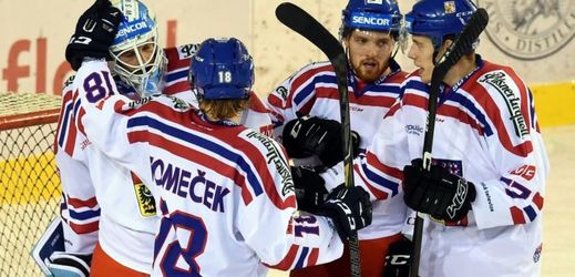 Hokejový reprezentant Pavel Musil při oslavě jedné z branek se svými spoluhráči.