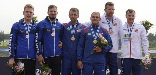 Delbkanoisté Špicar a Havel na stupních vítězů po svém bronzovém závodě.