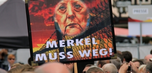 Merkelová musí pryč, stojí na plakátu odpůrců kancléřky, kteří přišli na její předvolební vystoupení ve městě Quedlinburg.