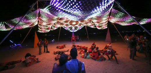 Festival Burning Man v nevadské poušti. 