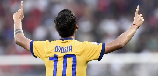 Paulo Dybala oslavuje další gól do sítě soupeře. Proti Janovu dal celkem tři.