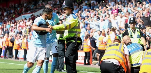 Sergio Agüero po gólu svého spoluhráče Sterlinga s místním policistou.