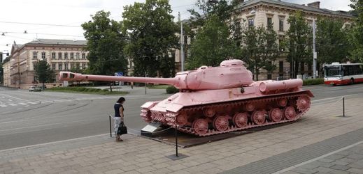 Růžový tank na Komenského náměstí v Brně. 