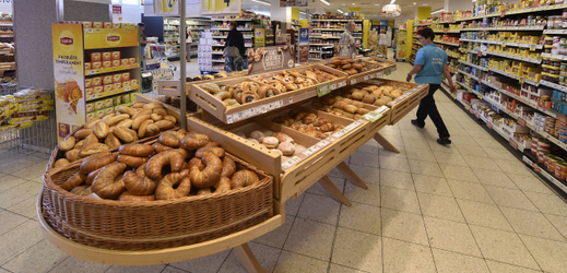 Řetězce nakupují od pekáren rohlíky za velmi nízkou cenu, zákazníkům je poté prodávají za trojnásob (ilustrační foto).