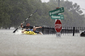 V neděli záchranáři na řadě míst Texasu pomáhali lidem ohroženým přívaly vody, které Harvey vyvolal.