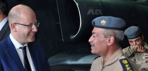 Premiér Bohuslav Sobotka (vlevo) hovoří s iráckým vojenským technikem Sámirem Džavadem.