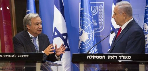 Izraelský premiér Benjamin Netanjahu (vlevo) při jednání s generálním tajemníkem OSN Antóniem Guterresem.