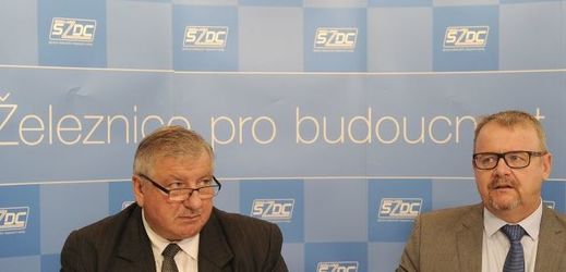 Generální ředitel Správy železniční dopravní cesty (SŽDC) Pavel Surý (vlevo) a ministr dopravy Dan Ťok.