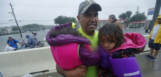 Finanční úřad prodlouží splatnost daní obětem hurikánu Harvey.