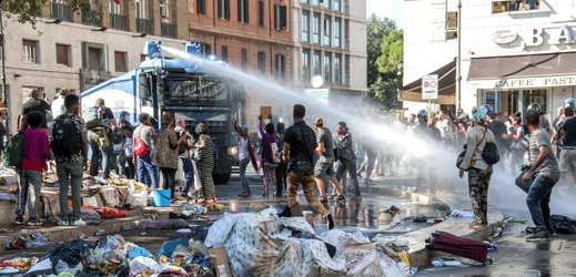 Nasazení vodních děl policií v Římě vyvolalo kritiku.