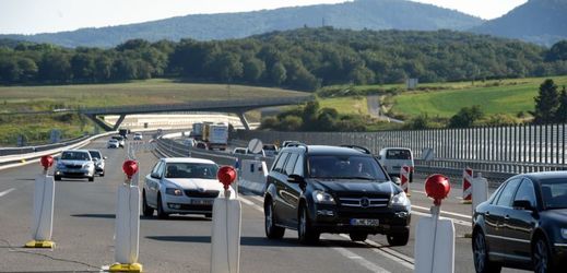 Dálnice D8 přes České středohoří by měla být plně průjezdná na konci září.