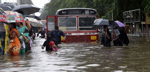 Deště ochromují druhým dnem indickou metropoli Bombaj. 