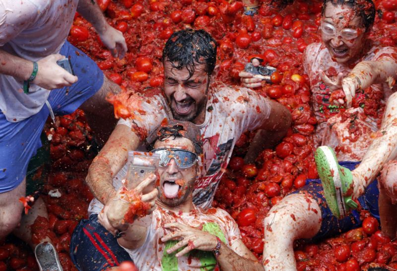 Tradiční rajčatová bitva ve Španělsku nese název La Tomatina.