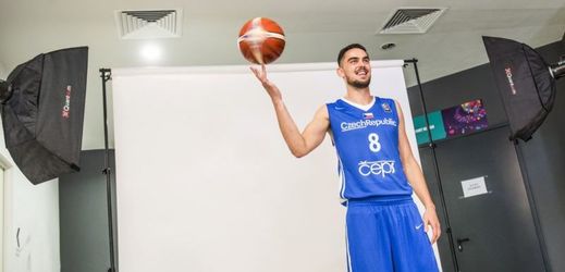 Basketbalista Tomáš Satoranský pózuje na fotografiích k evropskému šampionátu.