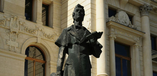 Pomník Josefa Kajetána Tyla před divadlem v Plzni.