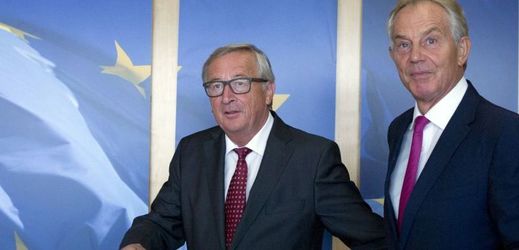 (Zleva) Jean-Claude Juncker, předseda evropské komise, a Tony Blair, bývalý britský premiér. 