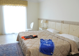 Tak vypadá pokoj v hotelu, kde bydlí čeští basketbalisté.