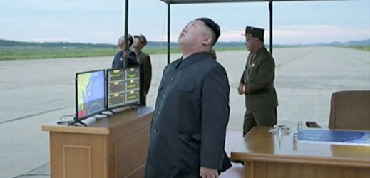 Severokorejský vůdce Kim Čong-un sleduje test rakety.