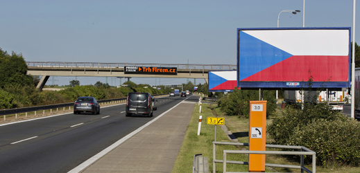 Majitelé billboardů oblepili reklamní plochy u dálnic vlajkami ČR.