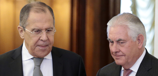 Ruský ministr zahraničí Sergej Lavrov (vlevo) a jeho americký protějšek Rex Tillerson.