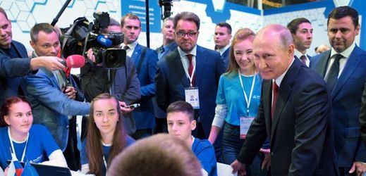 Putin při setkání s žáky a studenty.