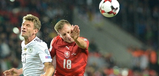 Jan Bořil v souboji s Thomase Müllerem při zápase Česka s Německem.