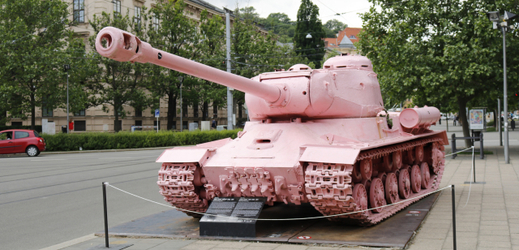 Růžový tank na Komenského náměstí v Brně, který je součástí výstavy Kmeny 90.
