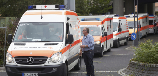 Záchranáři evakuují pacienty z nemocnice v Koblenzi.