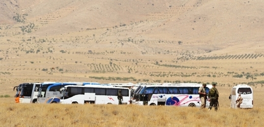 Konvoj autobusů Islámského státu.